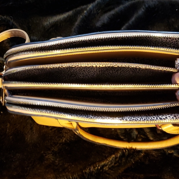 An Alyssa Handbag with the most Pockets you'll ever see on a purse! - Picture 2 of 11